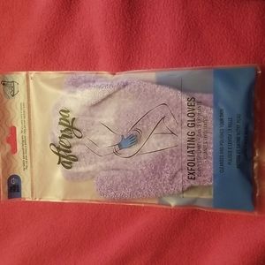 Exfoliating gloves